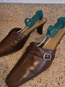 Womens 8M Naturalizer Brown Leather Mules with Buckle Detail